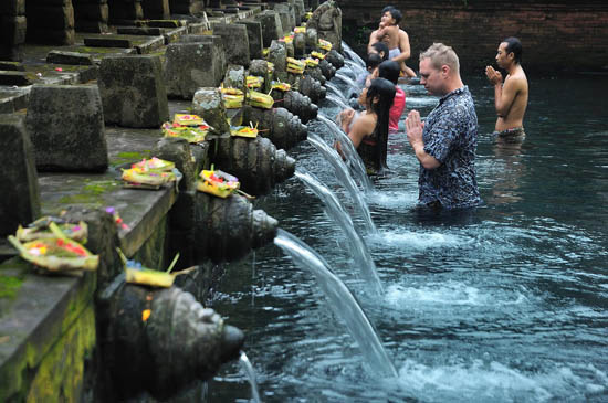 tirta empul holy spring tampaksiring bali indonesia